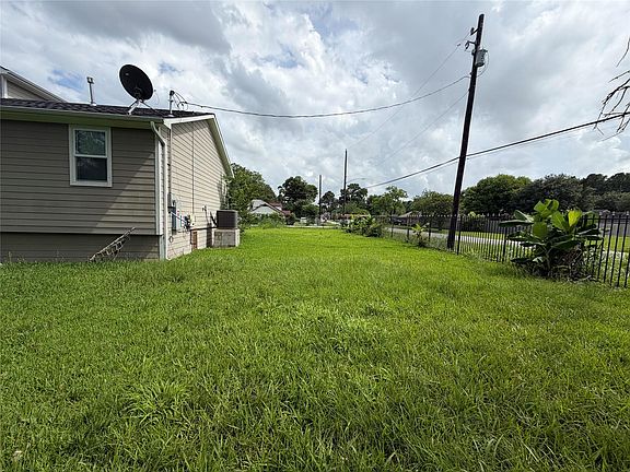 5th image of 5821 Woodview Dr