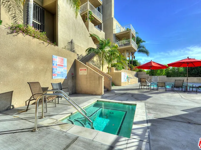 2222 N Beachwood Dr #302 — Photo 36