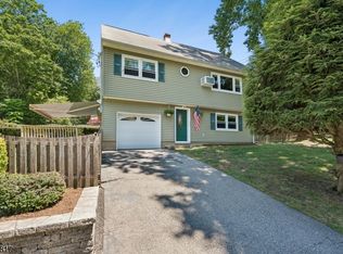 4 Dogwood Ter, Wayne, NJ 07470