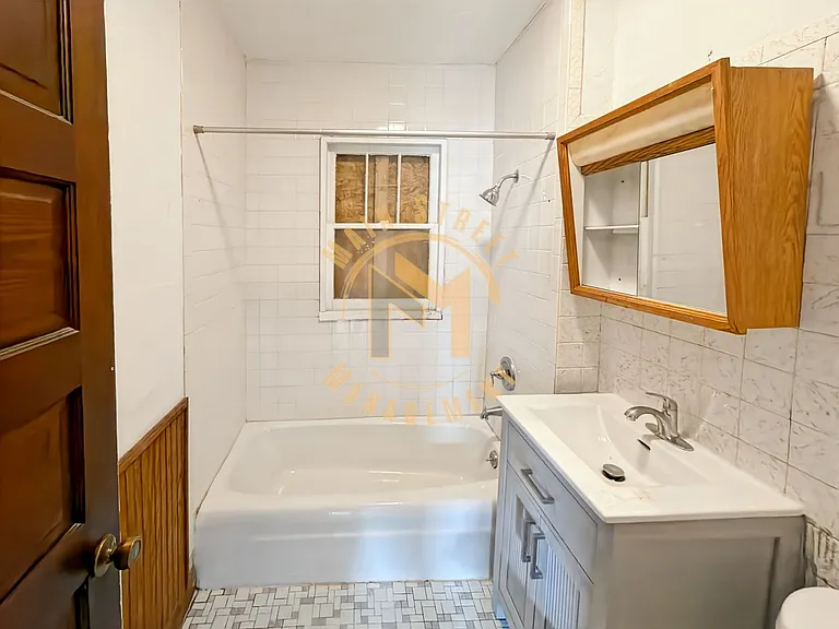 210 Bay St — Photo 5