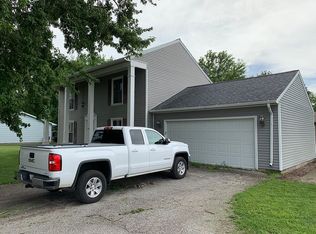 433 N Henderson St, Virden, IL 62690