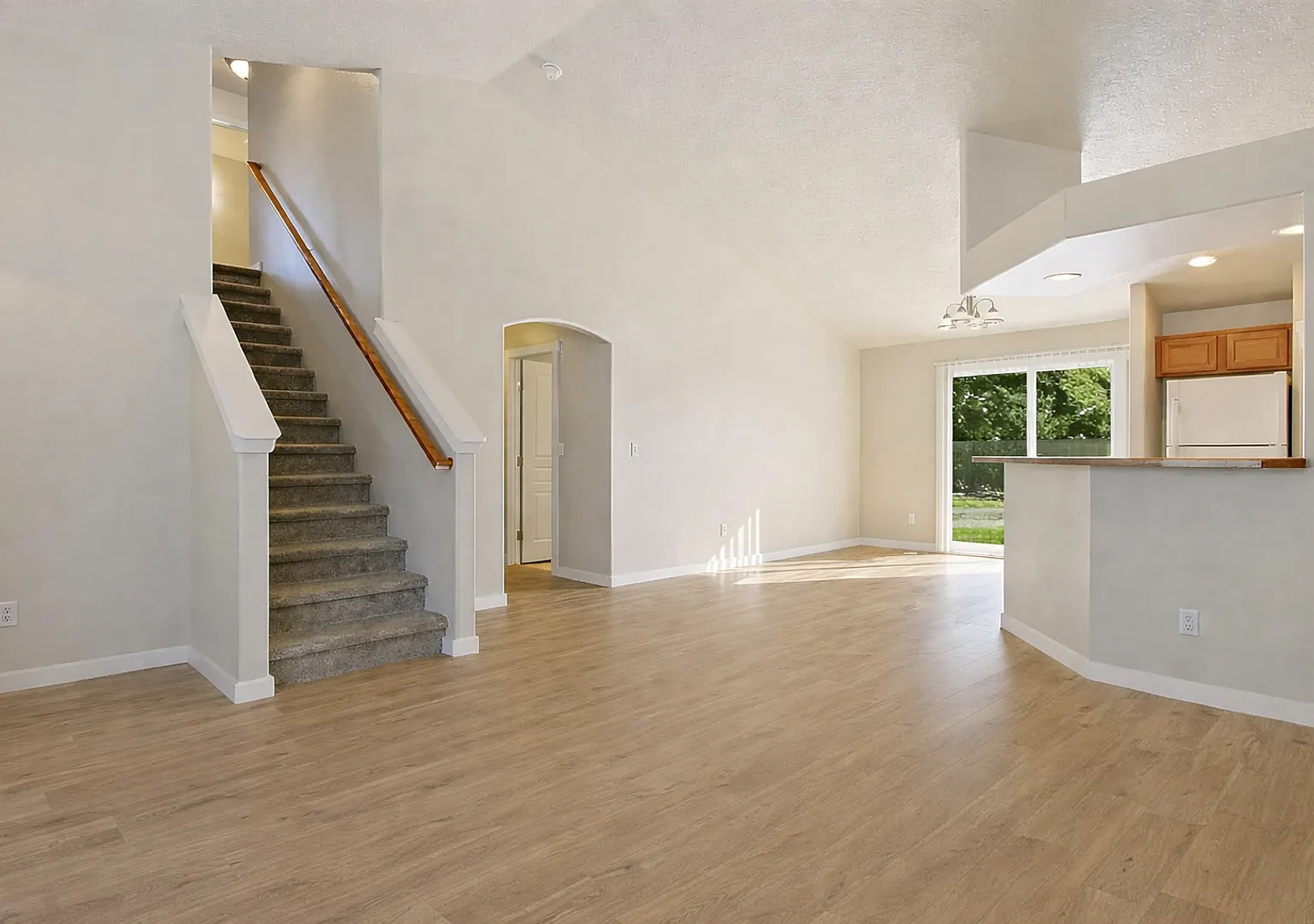 Spacious 4-Bedroom Home with 3-Car Garage — Photo 2