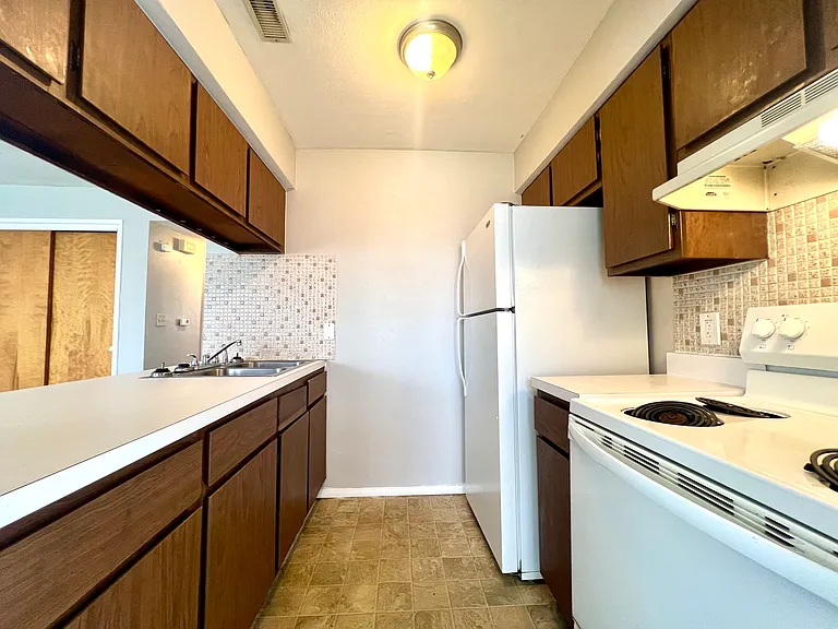 1107 Express Dr #4 — Photo 4