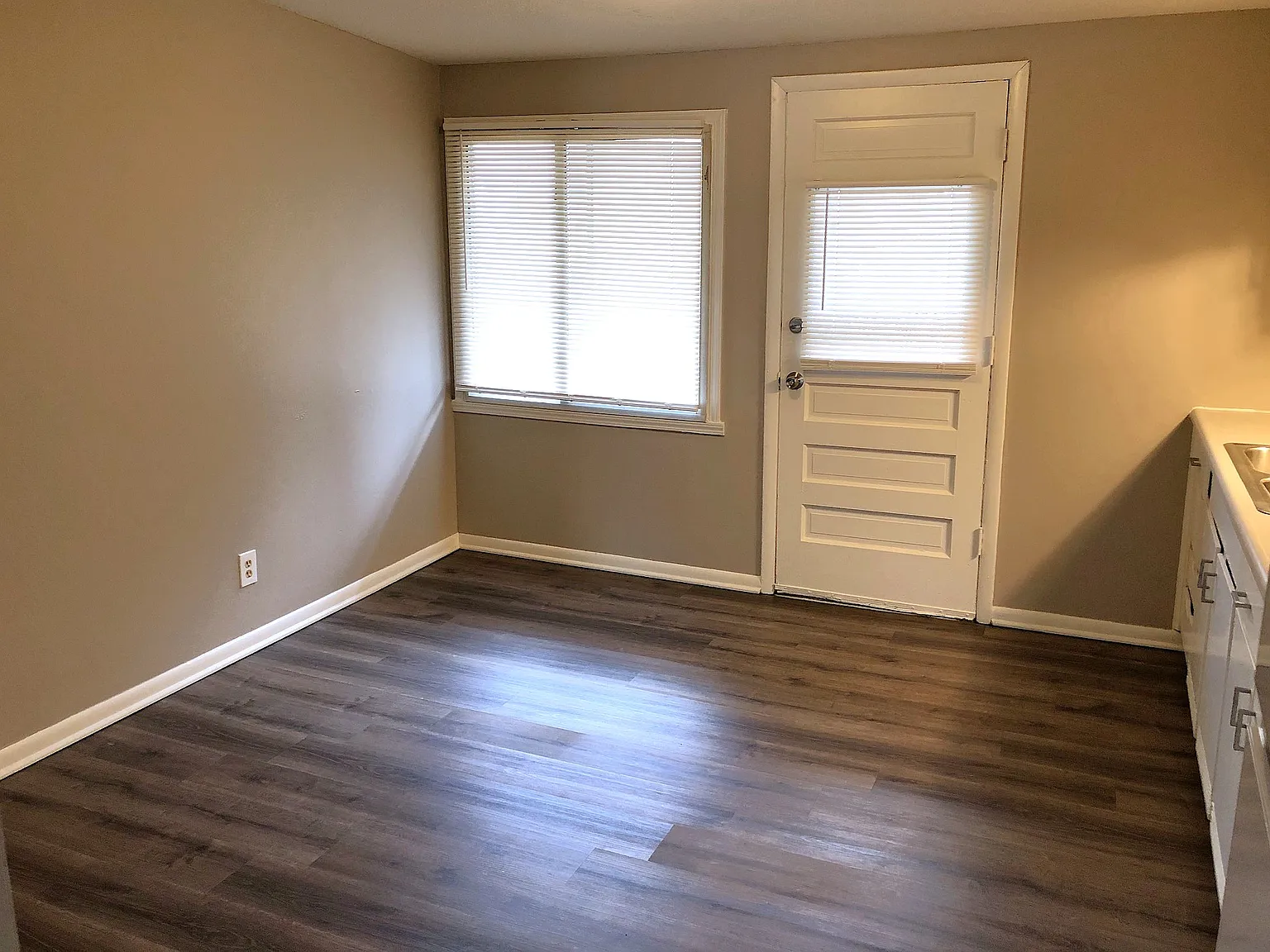 3 bed, 1.5 bath, $950 — Photo 4