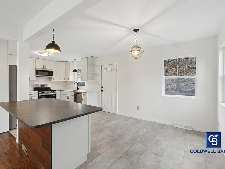 1444 Ames Ave E — Photo 3