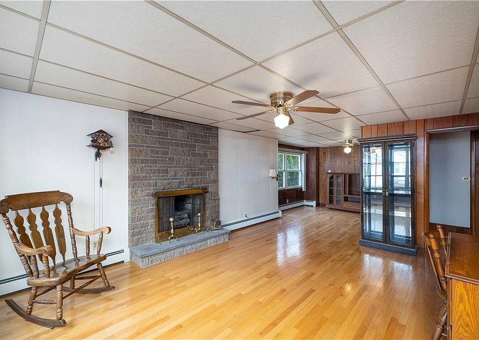 1st image of 40 Centre St E