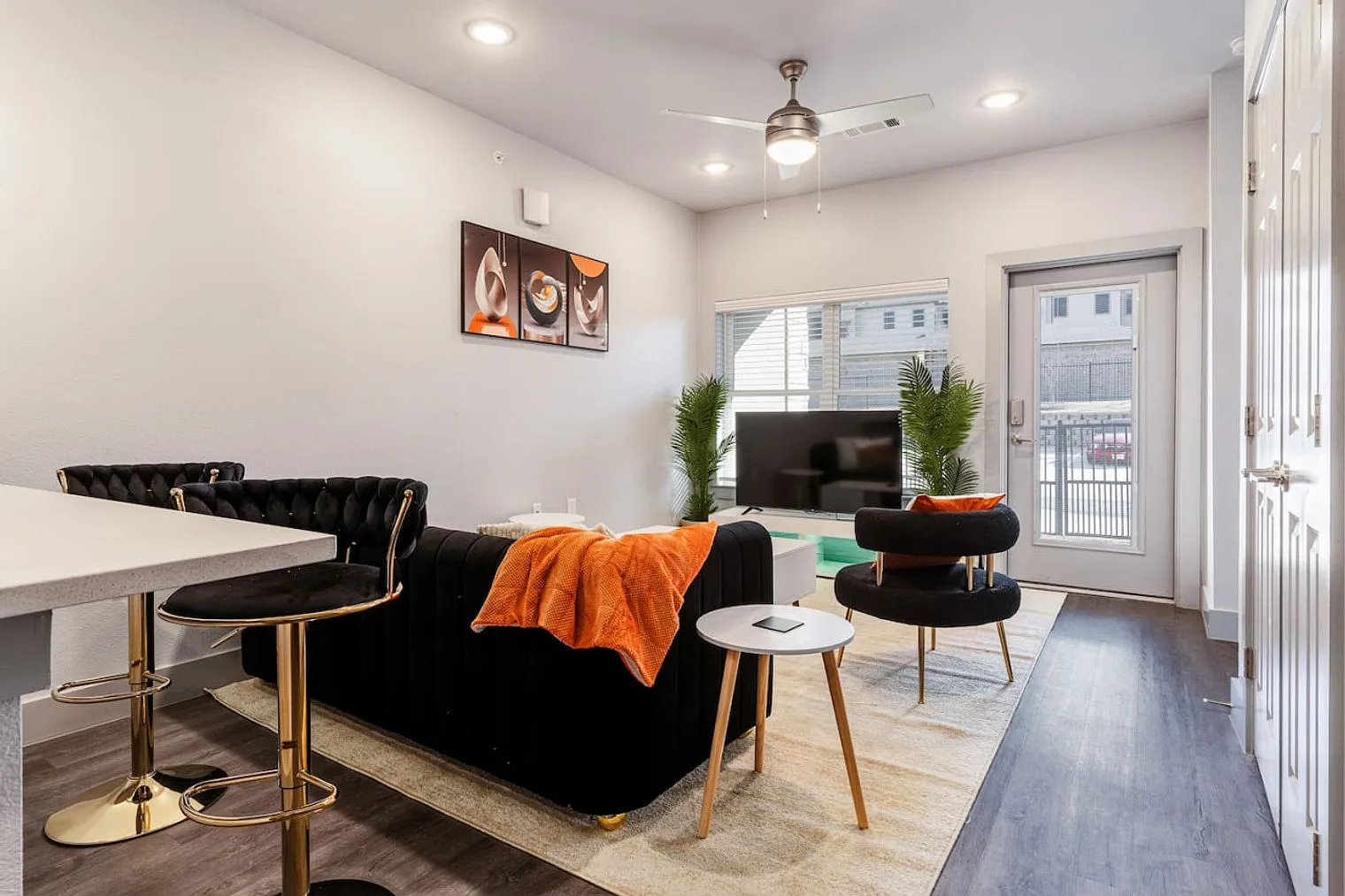 1 bed, 1.0 bath, 1162 sqft, $5,355 — Photo 2