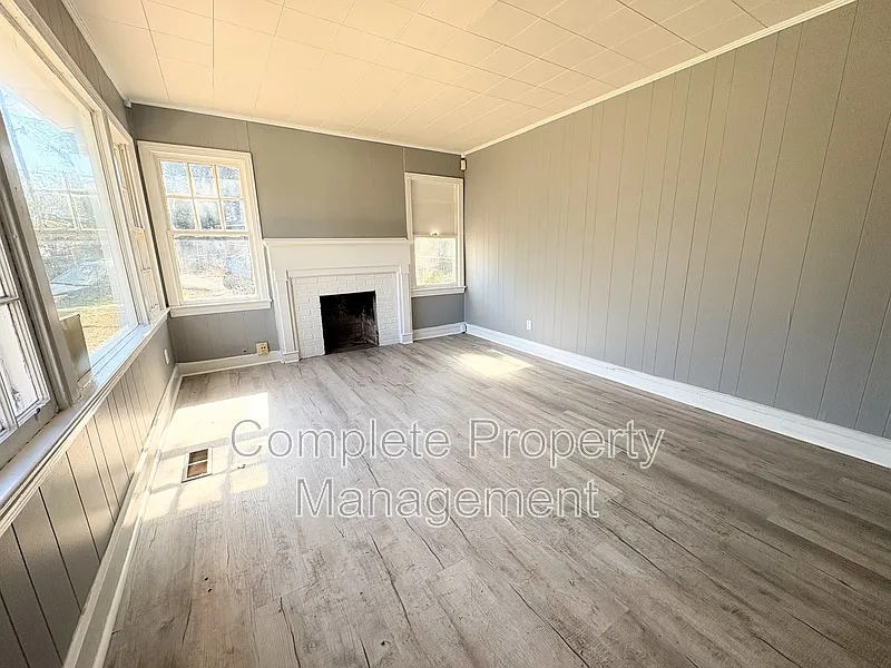 3 bed, 1.5 bath, 993 sqft, $1,200 — Photo 2