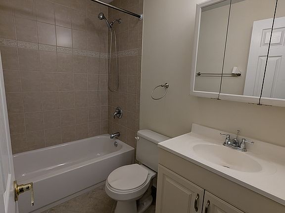 3rd image of 16W465 Mockingbird Ln APT 201