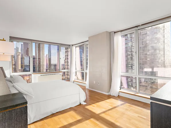 635 West 42nd Street image 12 of 17