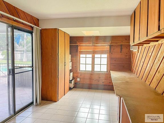 4th image of 2706 Lazy Lake Dr