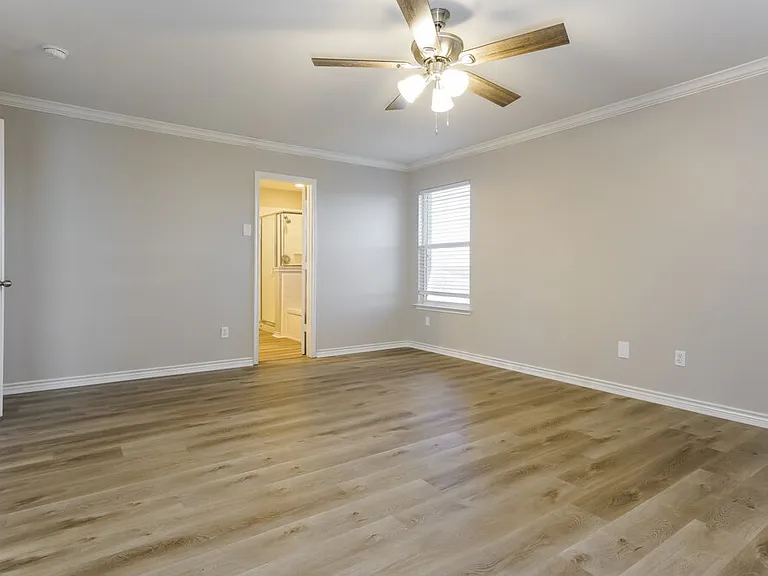 1326 Burleson St — Photo 13