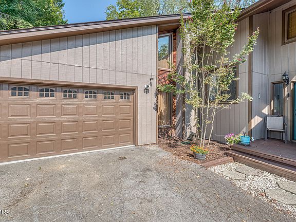 5th image of 276 Essex Dr