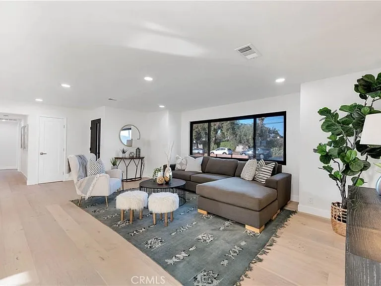 335 University Dr — Photo 4