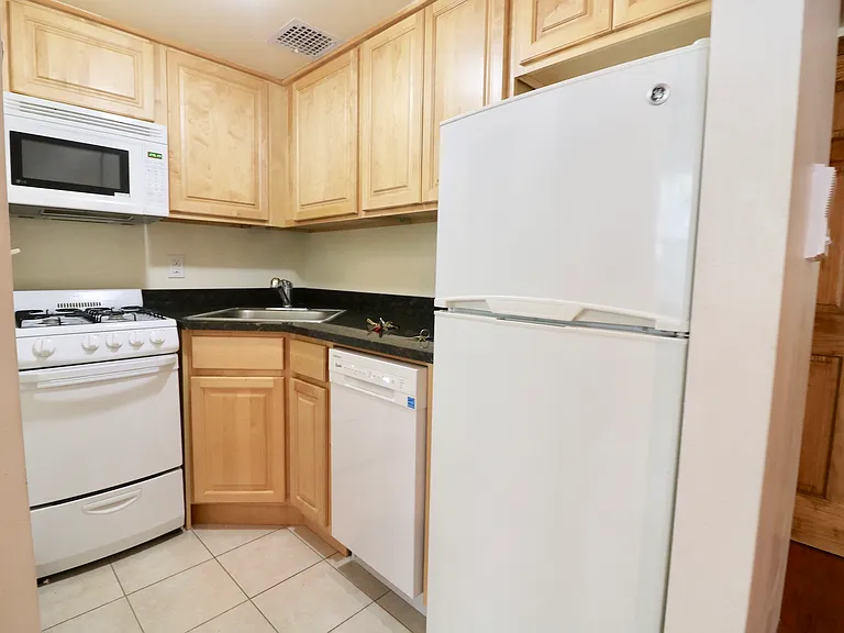 336 W 77th St #6 — Photo 4