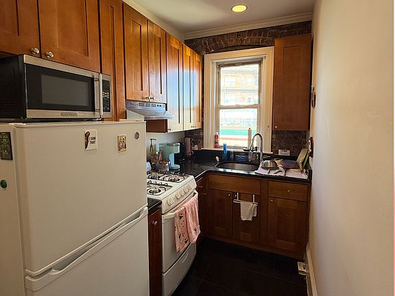 4th image of 18 Hemenway St #16