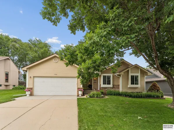 1908 Skyhawk Ave, Papillion, NE 68133
