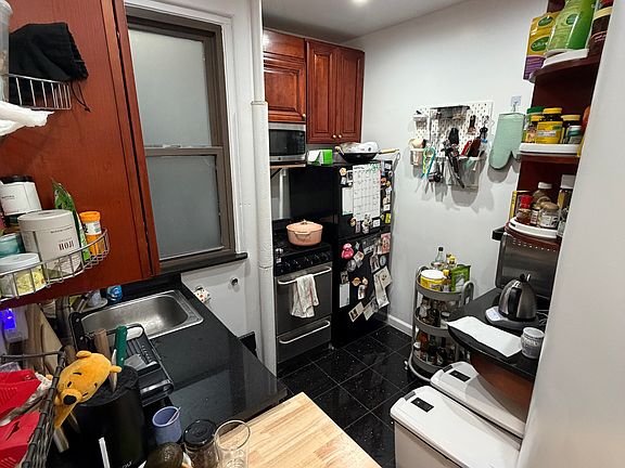 5th image of 241 E 77th St APT 3R
