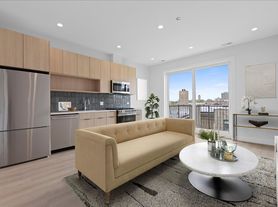 904 W Dakin LLC