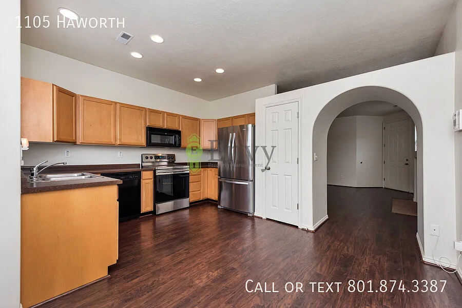 Beautiful Pet Friendly 3 bed/2 bath home in North Salt Lake - Available on September 23rd! — Photo 4