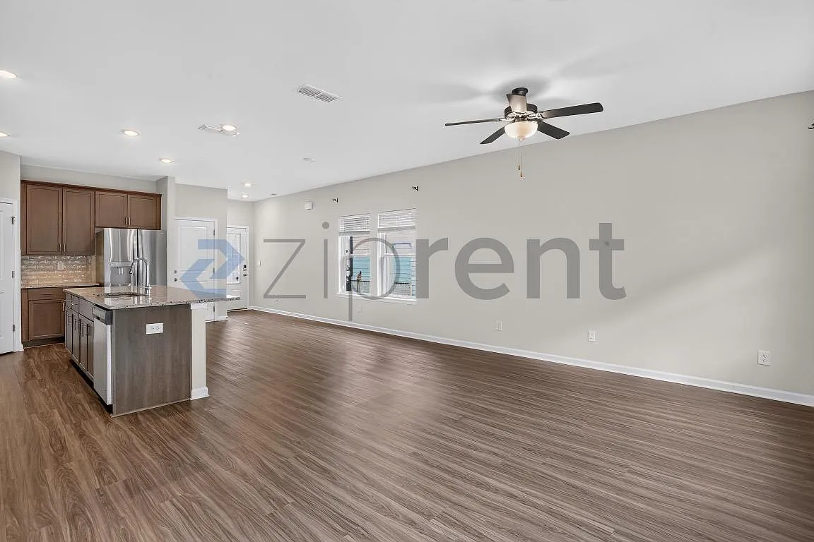 3 bed, 2.5 bath, 1818 sqft, $2,345 — Photo 2