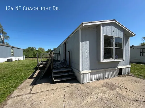 134 NE Coachlight Dr, Topeka, KS 66617