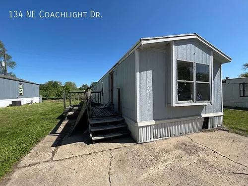 134 NE Coachlight Dr Photo 1