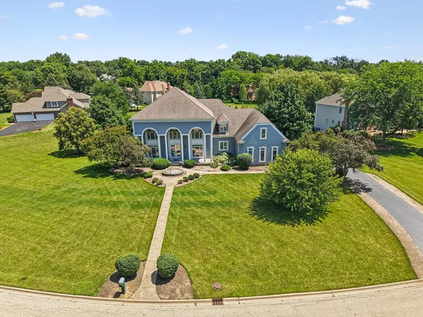 6605 Oakwood Manor Dr, Crystal Lake, IL 60012