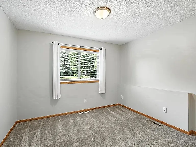 E Beaver St — Photo 20