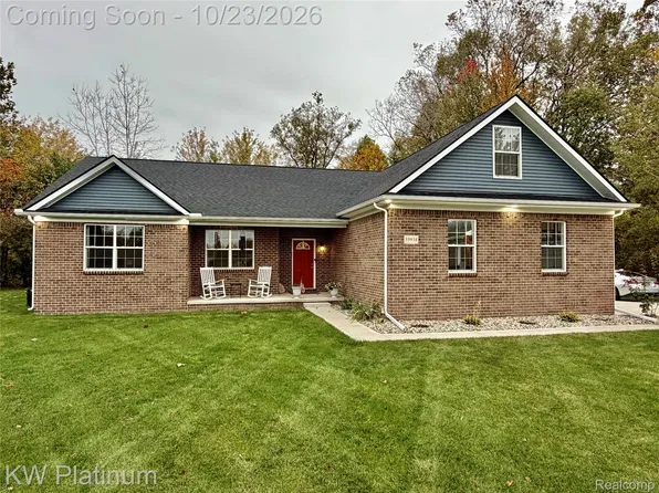 35938 Birchwood Ct, New Boston, MI 48164