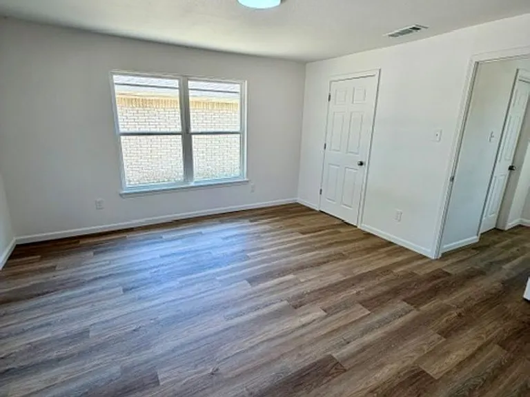 924 Hubert St — Photo 8