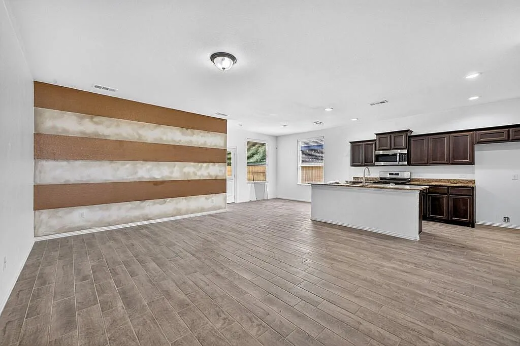 4 bed, 2.0 bath, 1800 sqft, $2,600 — Photo 4