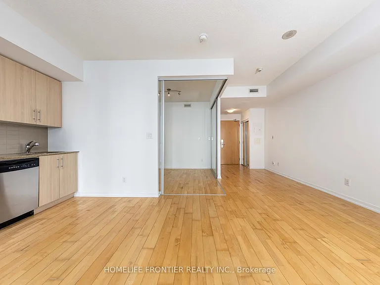 65 Bremner Blvd #2111 — Photo 8