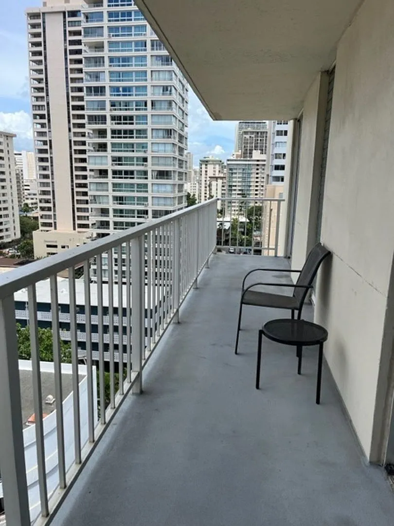 Charming 2BR Condo in Honolulu — Photo 3