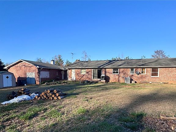 2nd image of 208 Pilgrim Cir