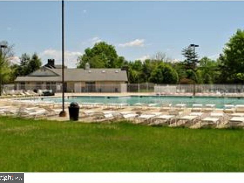 2nd image of 18 Tulip Dr