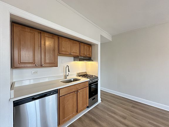 4th image of 3335 W Diversey Ave #731