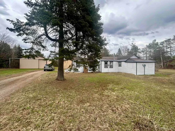 N6374 Connors Rd, Munising, MI 49862