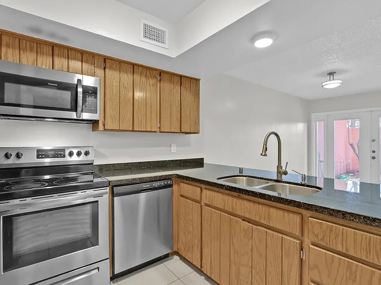 730 N Resler Dr #B — Photo 24