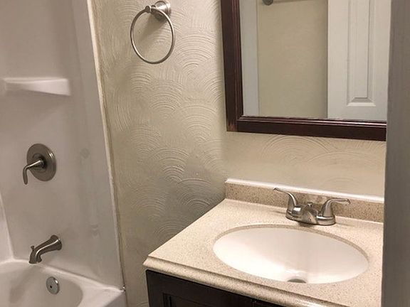 4th image of 325 Woodview Ave