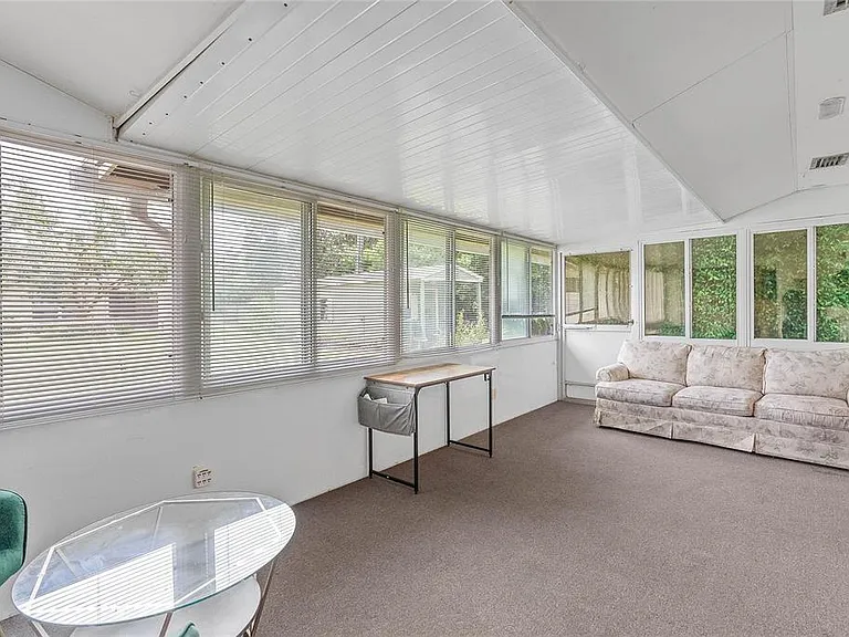 1435 Paula Dr — Photo 2