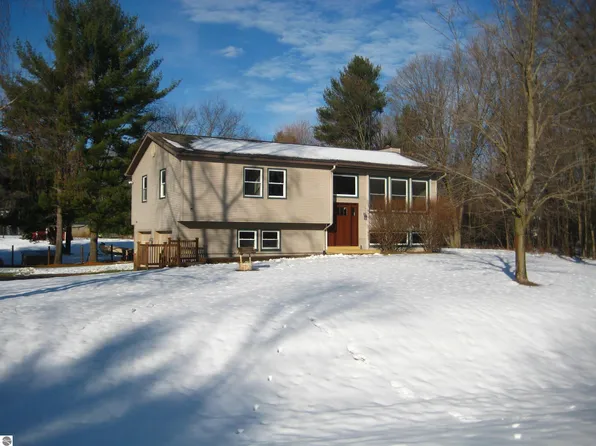 6144 Peggy Ln, Traverse City, MI 49685
