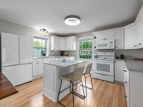 4th image of 2220 Beechwood Dr