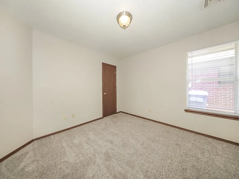 329 Ridge Bluff Dr — Photo 13
