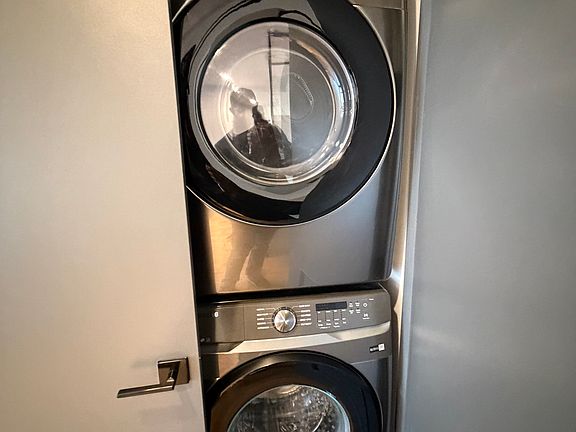 4th image of 413-419 Arlington Ave #501