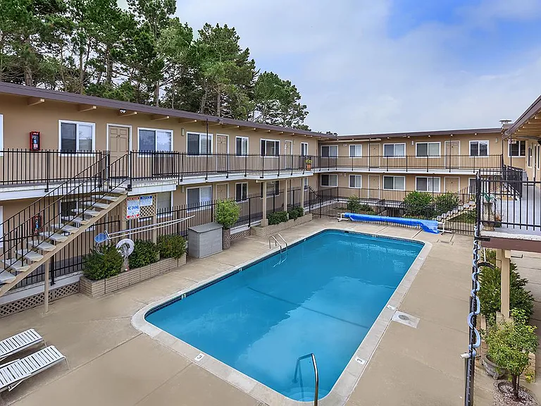 Shangri-La Apartments — Photo 9