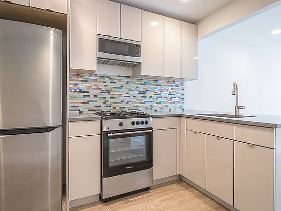 2nd image of 238 E 106th St #4C