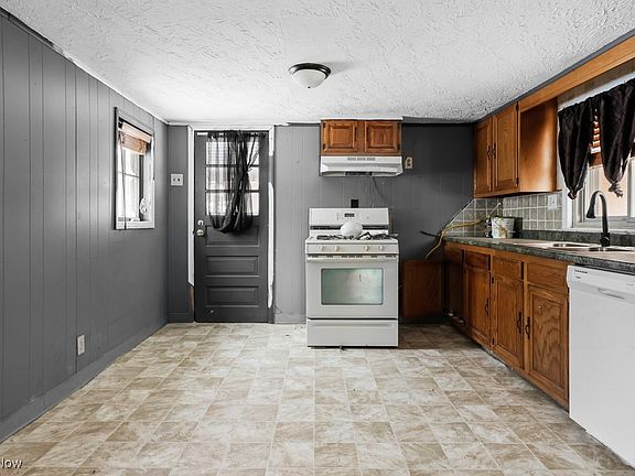 3rd image of 234 Rosenberry St