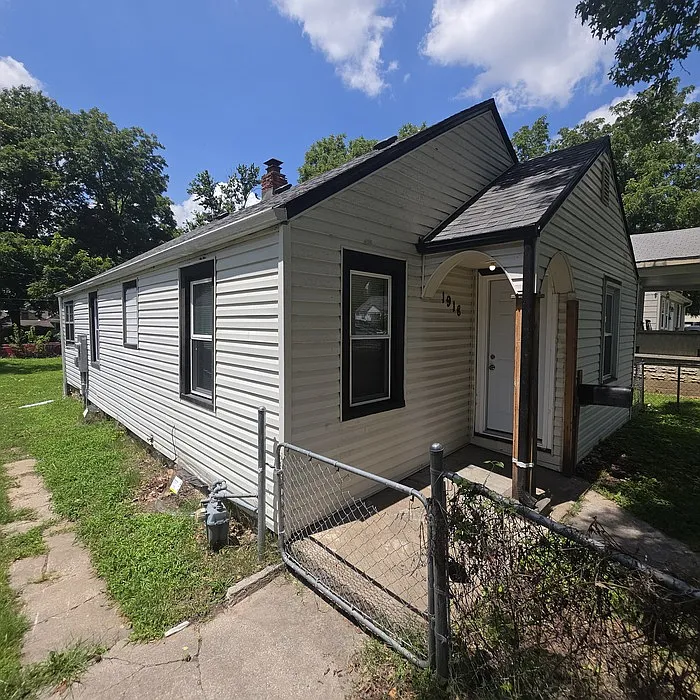 3 bed, 1.0 bath, 840 sqft, $1,200 — Photo 3