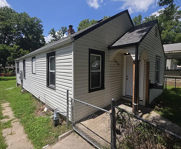 1918 S Willow Ave — Photo 3